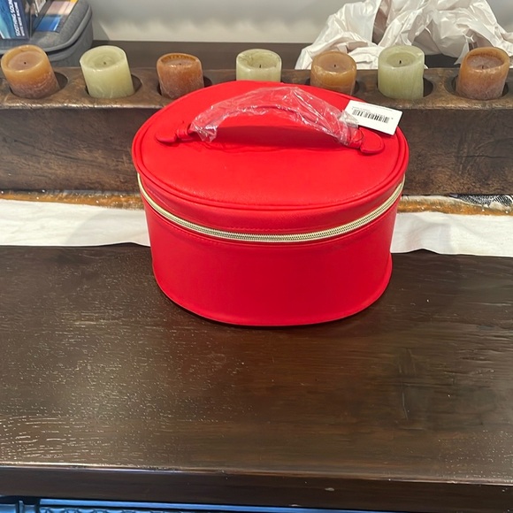 4 Large Totes and 1 very large make up Round case - Picture 16 of 16